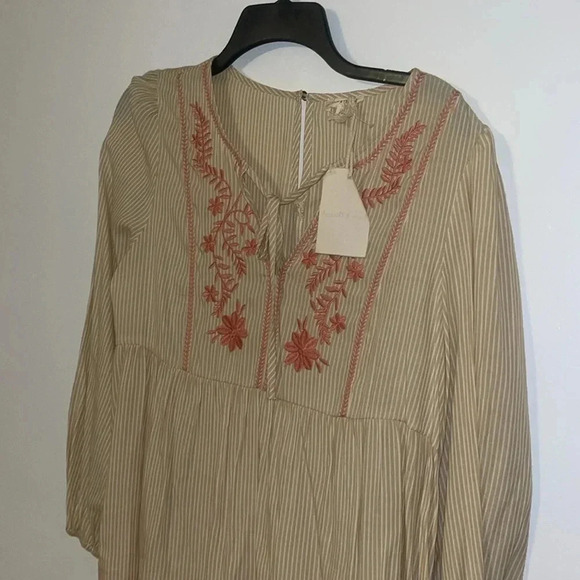 Hem & Thread Graceful In Floral Embroidered Top NWT - Picture 7 of 8